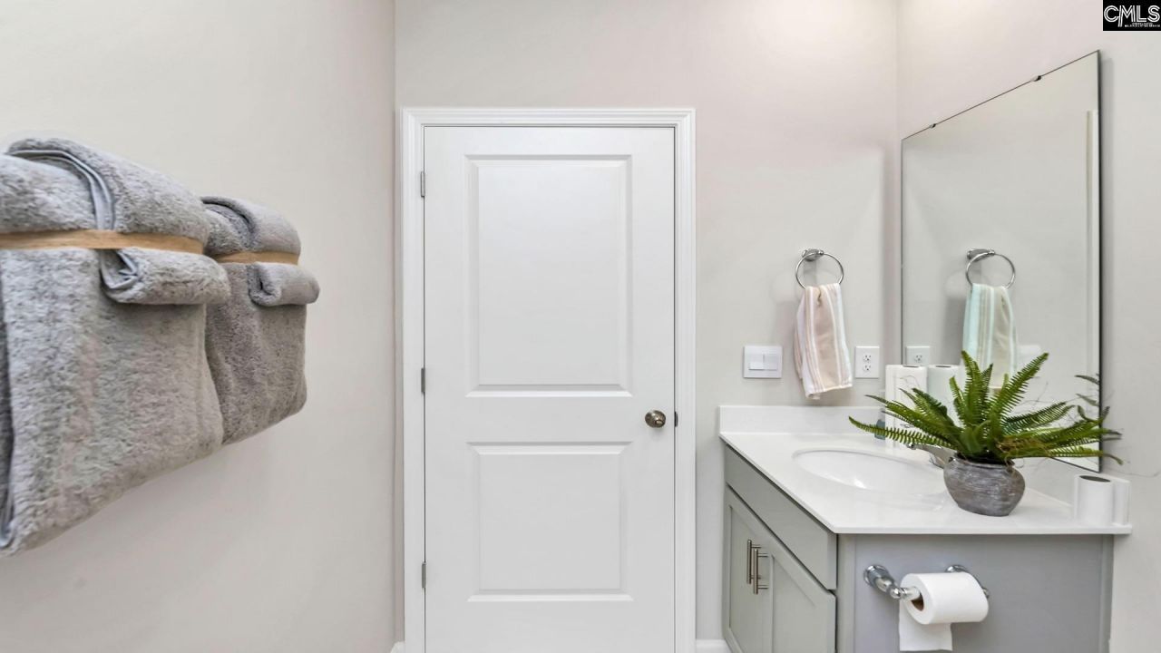 462 Leathertree Lane Photo 8