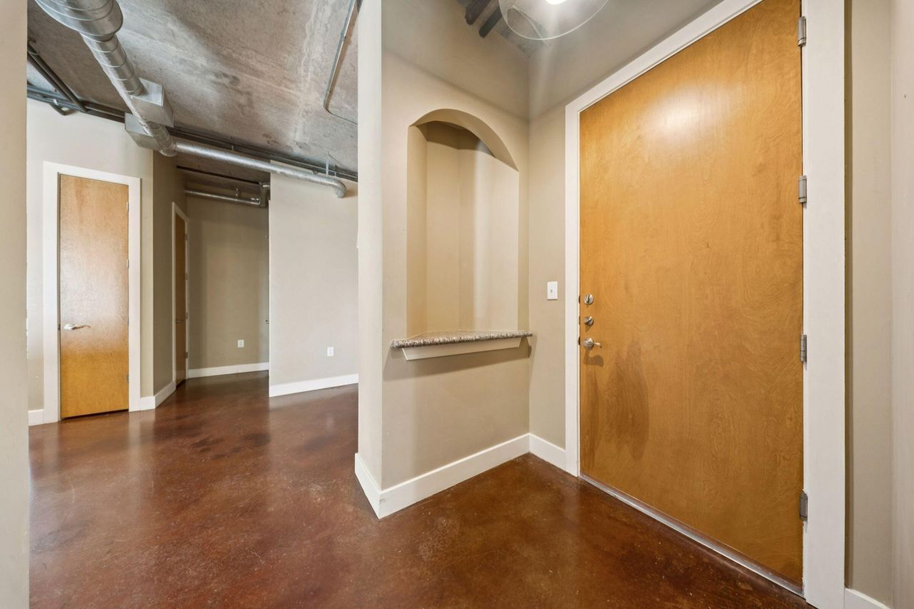 150 Bee Street Photo 4