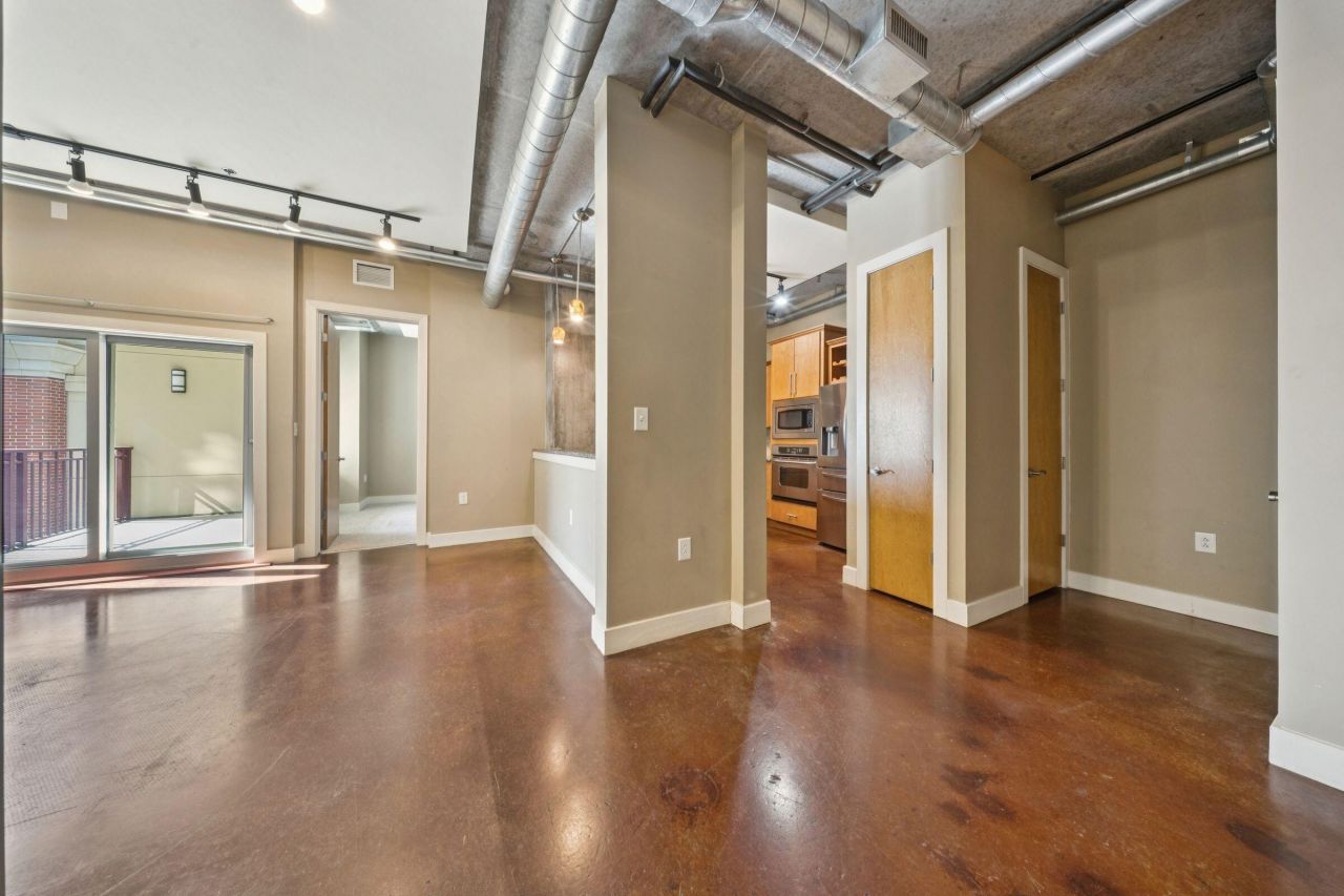 150 Bee Street Photo 5