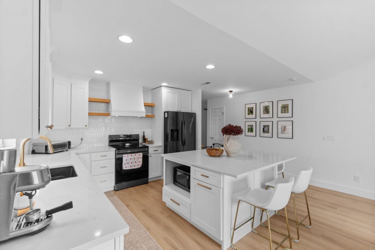 452 Palm Frond Dr. Photo 6