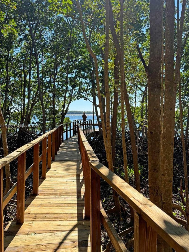 6114 Paradise Point Dr , Palmetto Bay, FL 33157 Photo