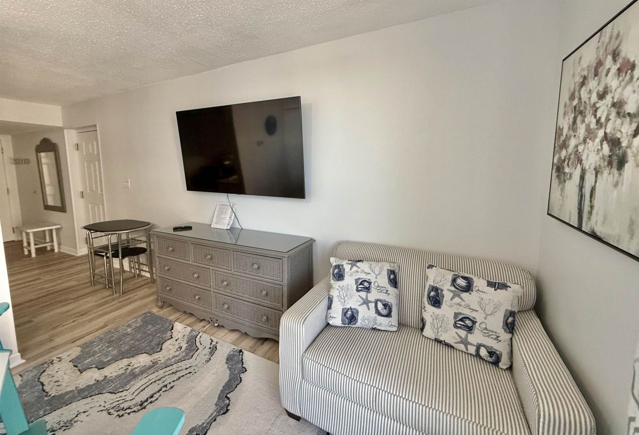 8560 Queensway Blvd. Photo 17