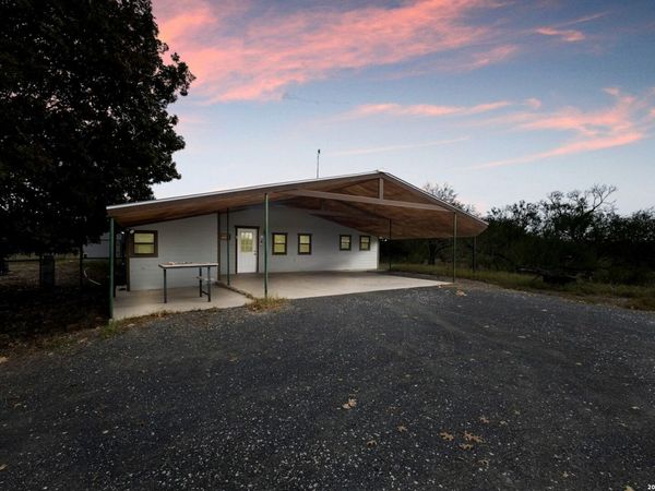 1529 County Road 4513, Hondo, TX 78861