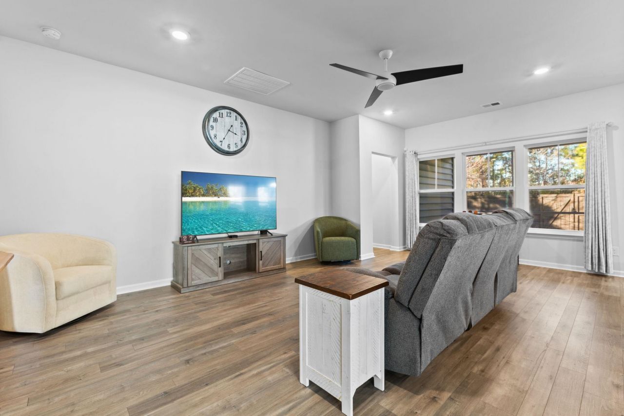 148 Haverhill St Photo 6