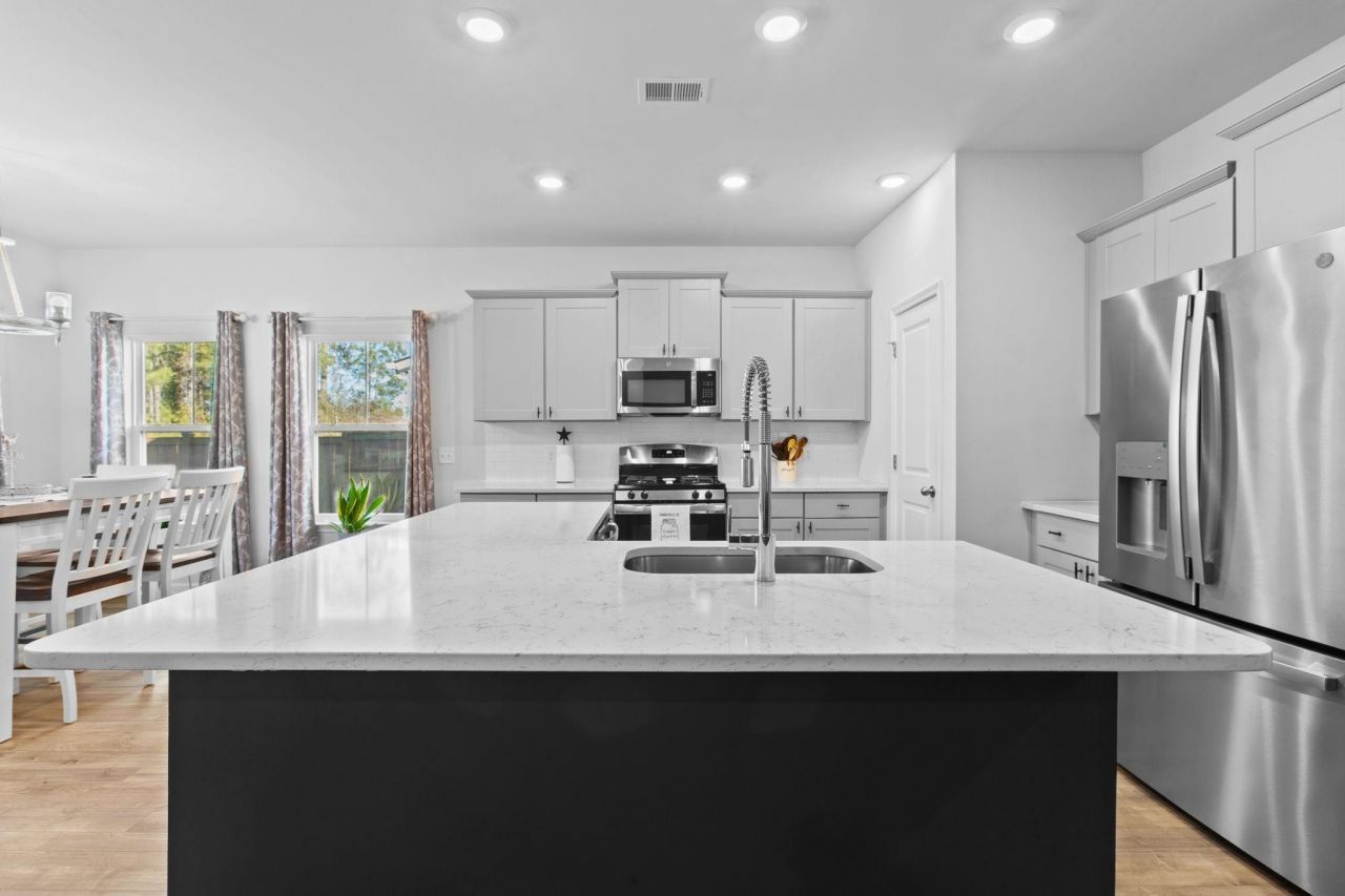 148 Haverhill St Photo 8