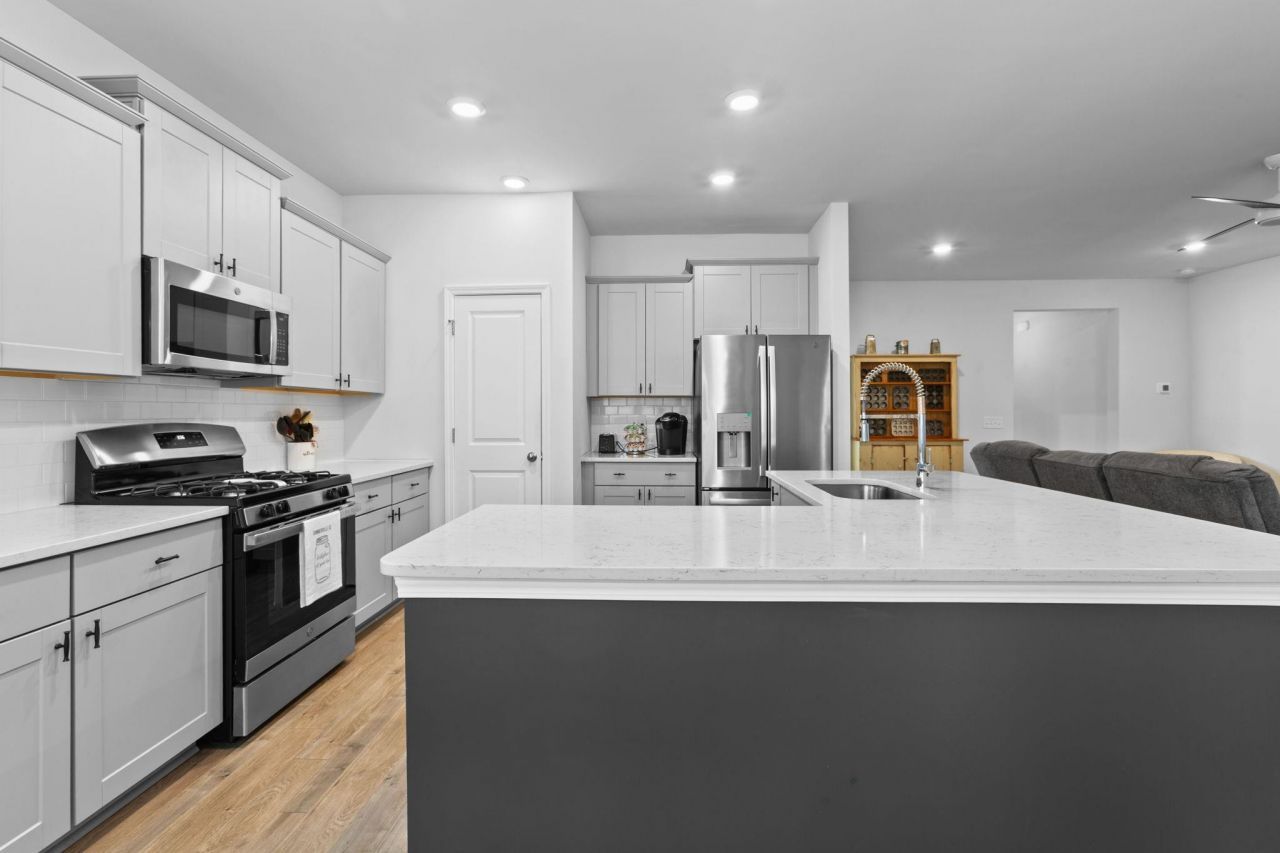 148 Haverhill St Photo 9