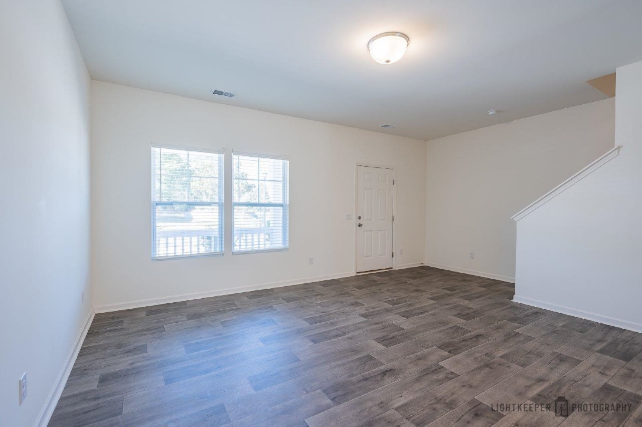 305 Cherwell Ct. Photo 5