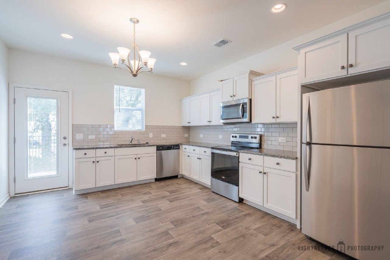 305 Cherwell Ct. Photo 6