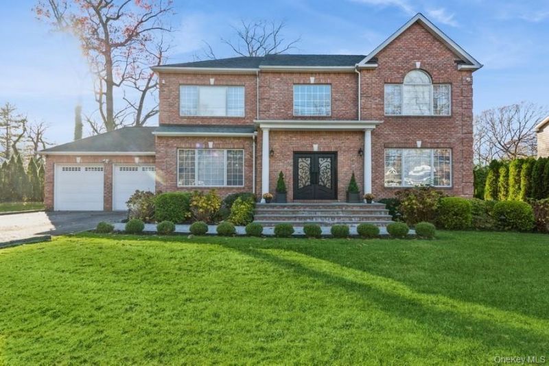 26 The Hemlocks, Roslyn Estates, NY 11576 Main Photo