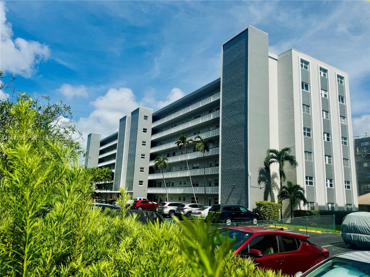 420 NE 12th Ave, Unit 502, Hallandale Beach, FL 33009 Photo