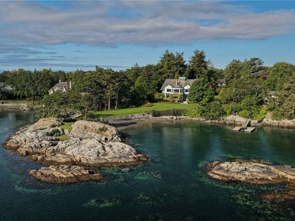 3175 Beach Dr, Oak Bay, BC V8R 6L7
