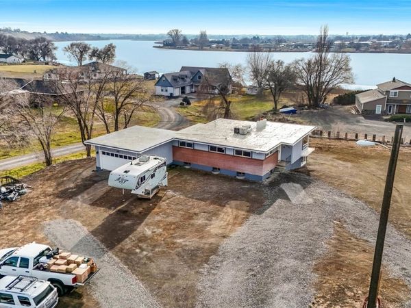 8061 NE Valley Road, Moses Lake, WA 98837