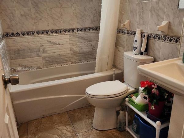 4241 NW 36th Ave, Lauderdale Lakes, FL 33309