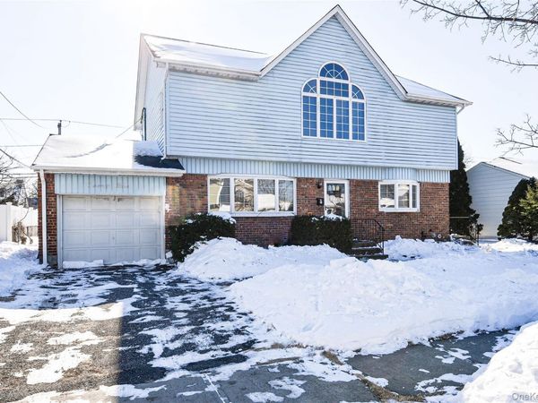 25 Westbury Avenue, Plainview, NY 11803