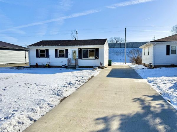 128 Michigan Drive, Elk Run Heights, IA 50707
