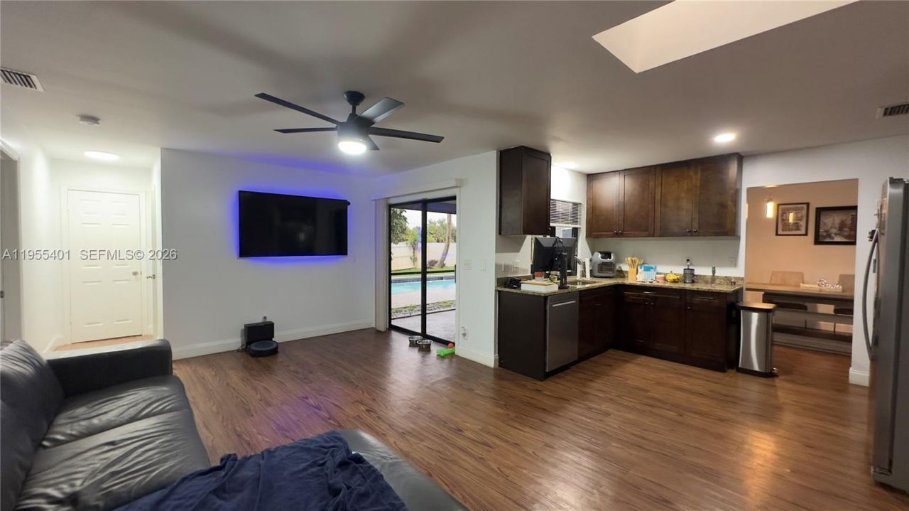 323 W Canterbury Dr W , Riviera Beach, FL 33407 Photo