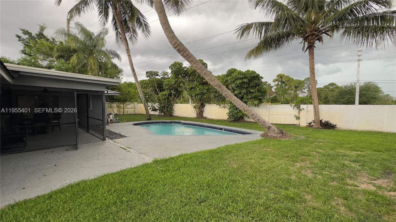 323 W Canterbury Dr W , Riviera Beach, FL 33407 Photo