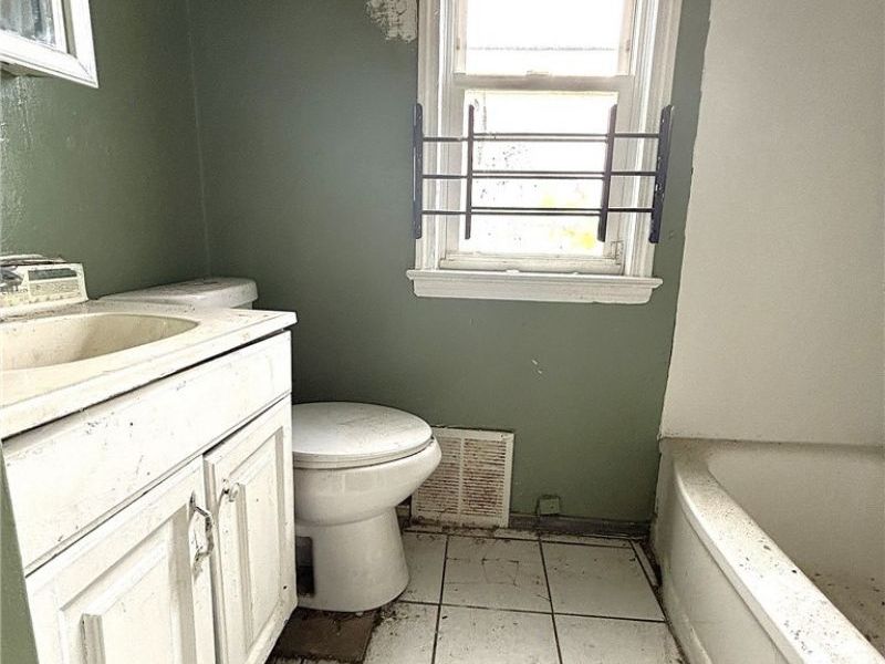 16814 Wayne Drive, Cleveland, OH 44108 Photo 4