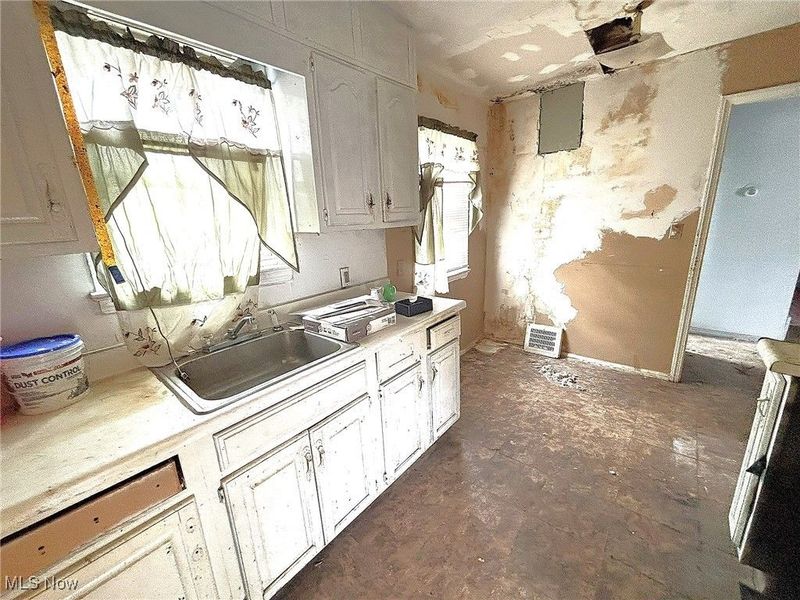 16814 Wayne Drive, Cleveland, OH 44108 Photo 5