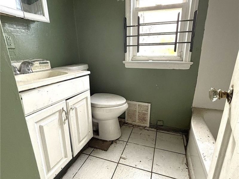 16814 Wayne Drive, Cleveland, OH 44108 Photo 8