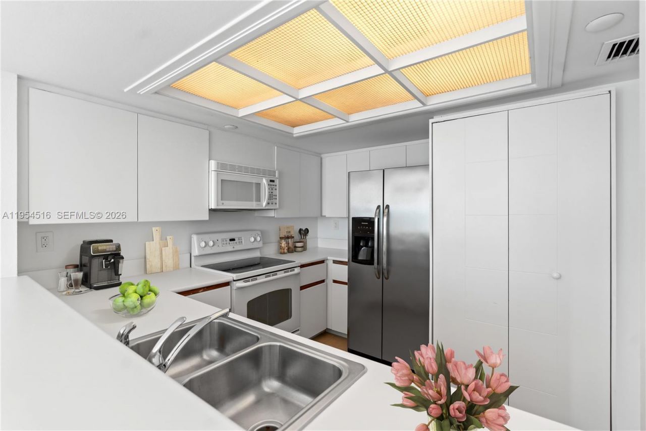 400 S Pointe Dr, Unit 807, Miami Beach, FL 33139 Photo