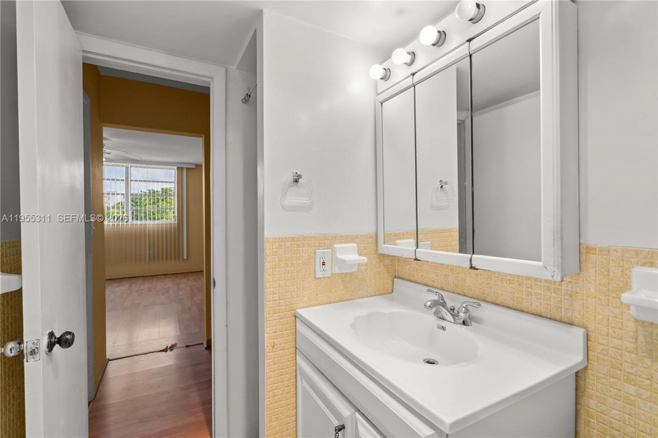 2930 Point East Dr, Unit E312, Aventura, FL 33160 Photo