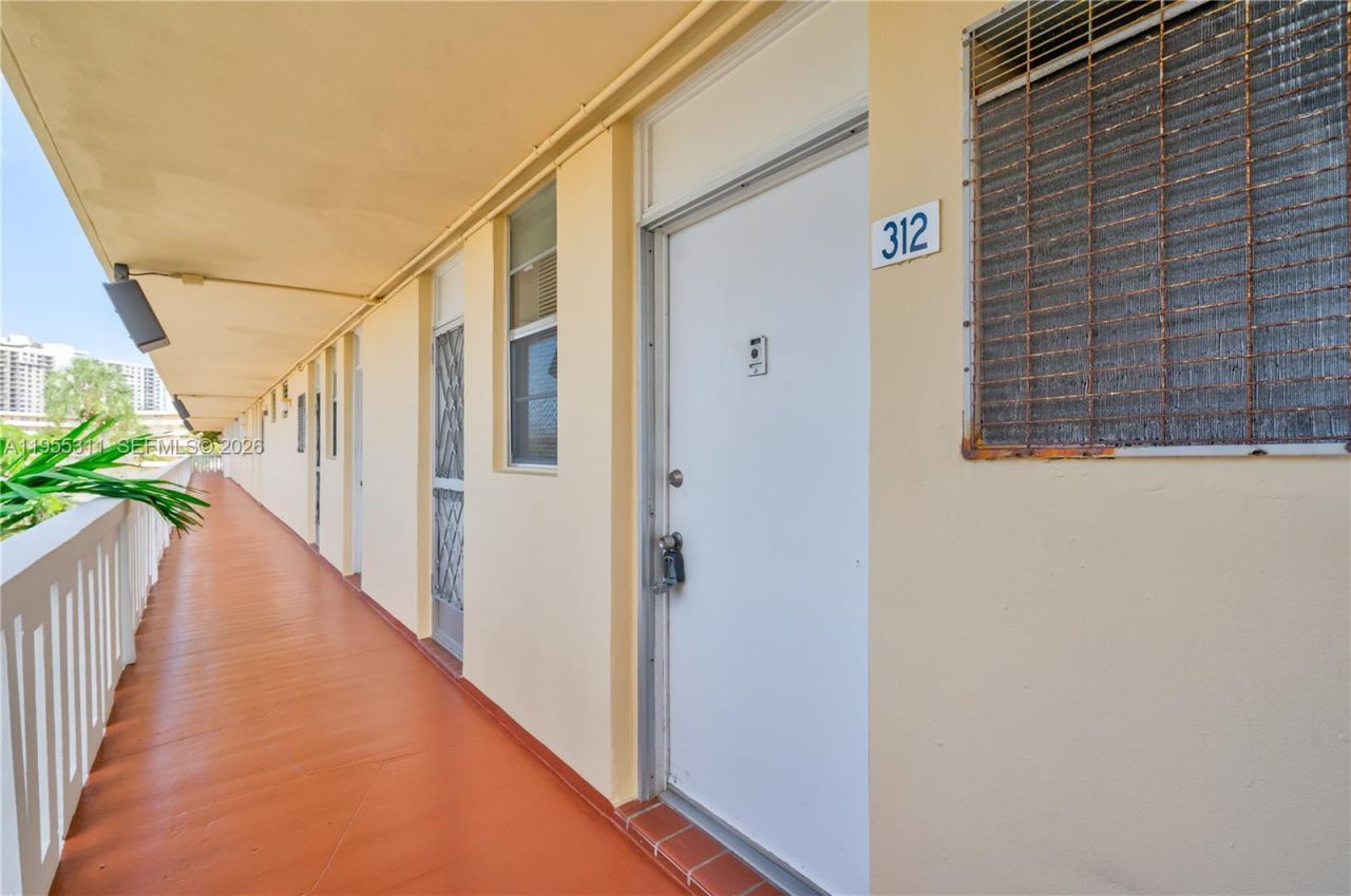 2930 Point East Dr, Unit E312, Aventura, FL 33160 Photo