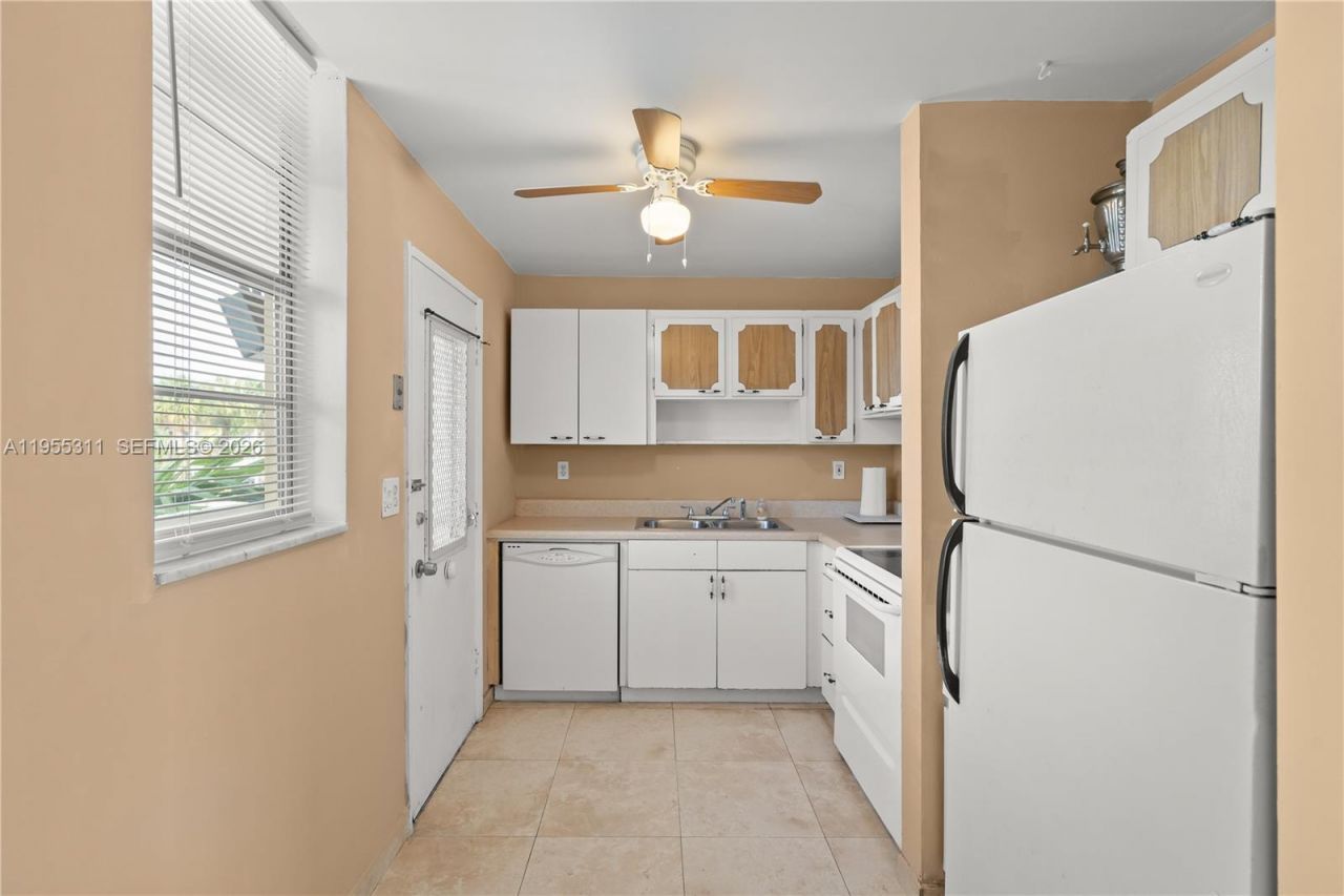 2930 Point East Dr, Unit E312, Aventura, FL 33160 Photo