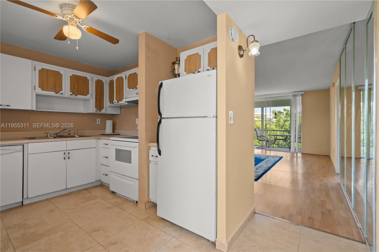 2930 Point East Dr, Unit E312, Aventura, FL 33160 Photo