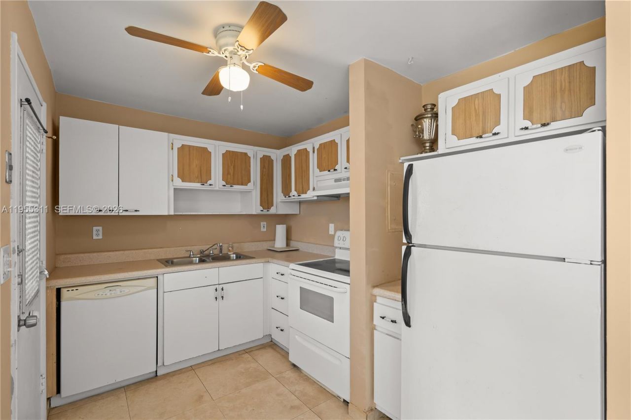 2930 Point East Dr, Unit E312, Aventura, FL 33160 Photo