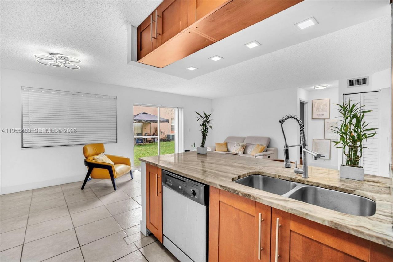 8606 SW 3rd St , Unit 103, Pembroke Pines, FL 33025 Photo