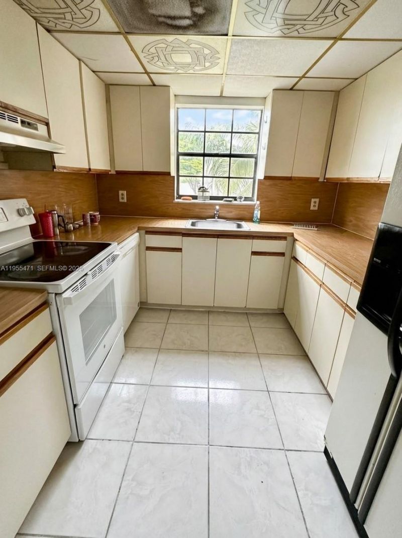 2582 W 56th St, Unit 201, Hialeah, FL 33016 Photo