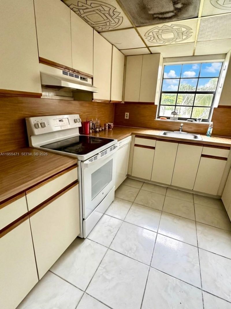 2582 W 56th St, Unit 201, Hialeah, FL 33016 Photo