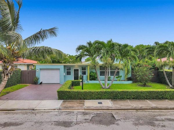 7525 W Treasure Dr , North Bay Village, FL 33141