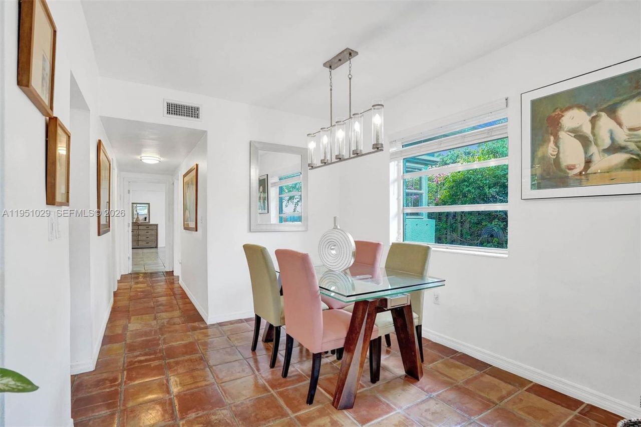 7525 W Treasure Dr, North Bay Village, FL 33141 Photo