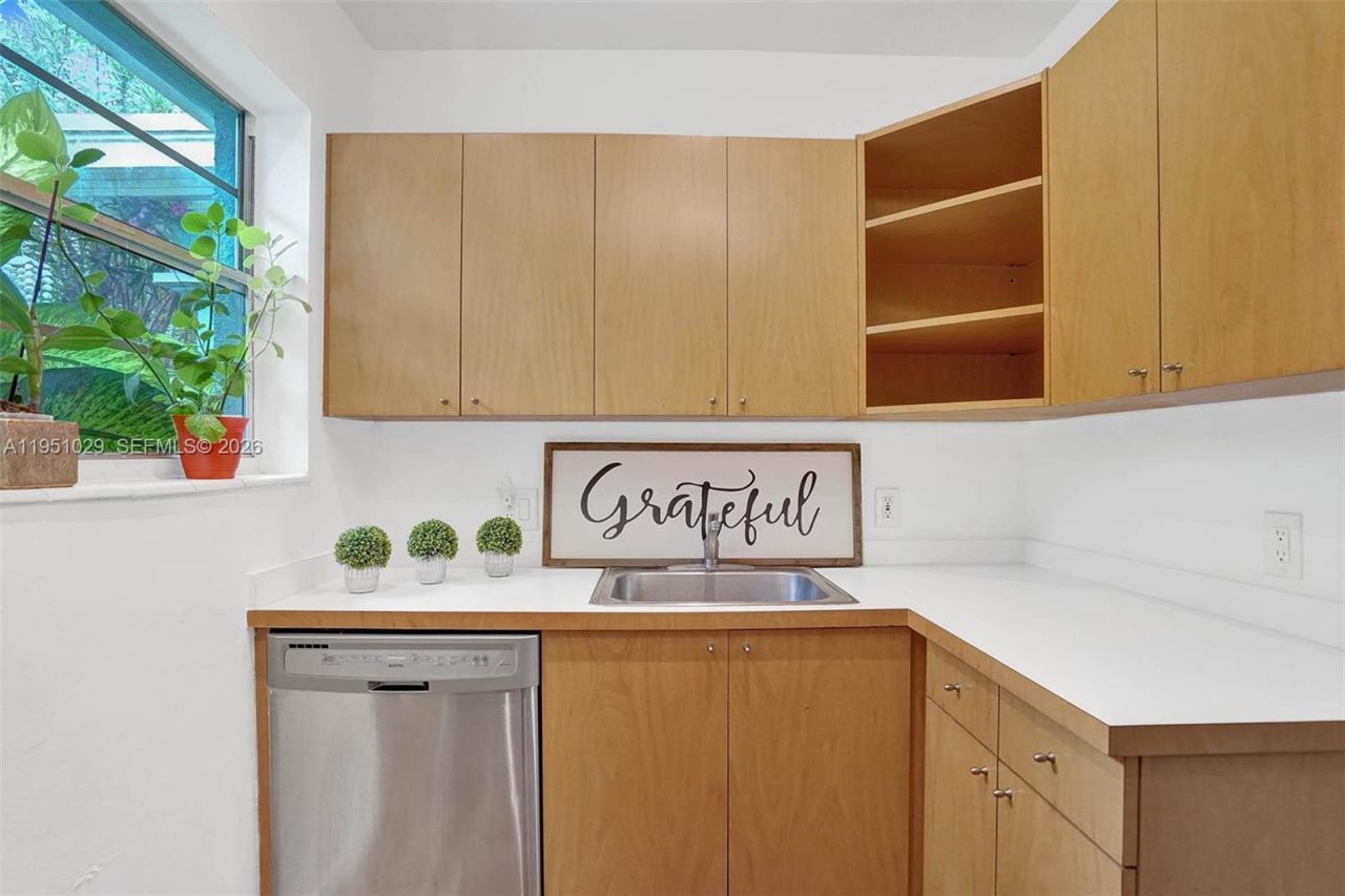 7525 W Treasure Dr, North Bay Village, FL 33141 Photo