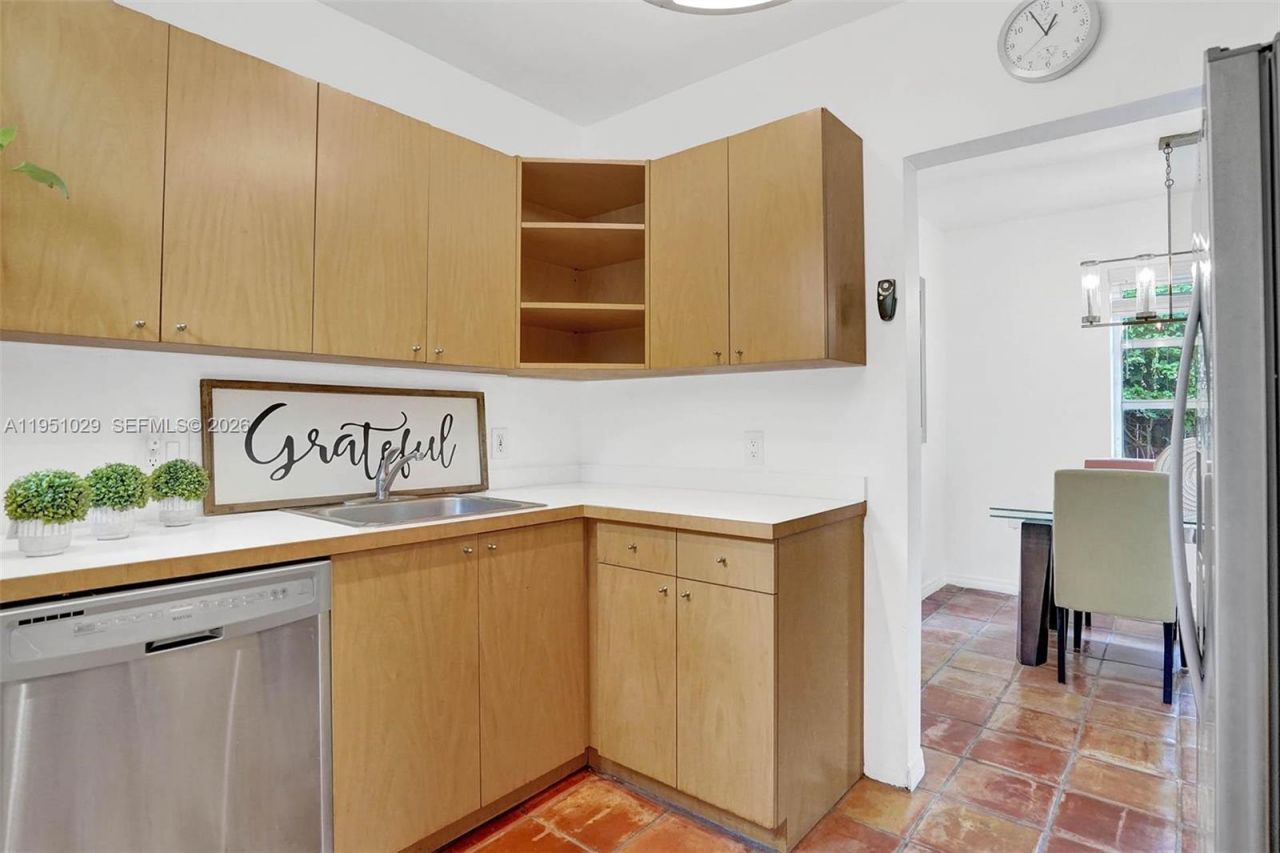 7525 W Treasure Dr, North Bay Village, FL 33141 Photo