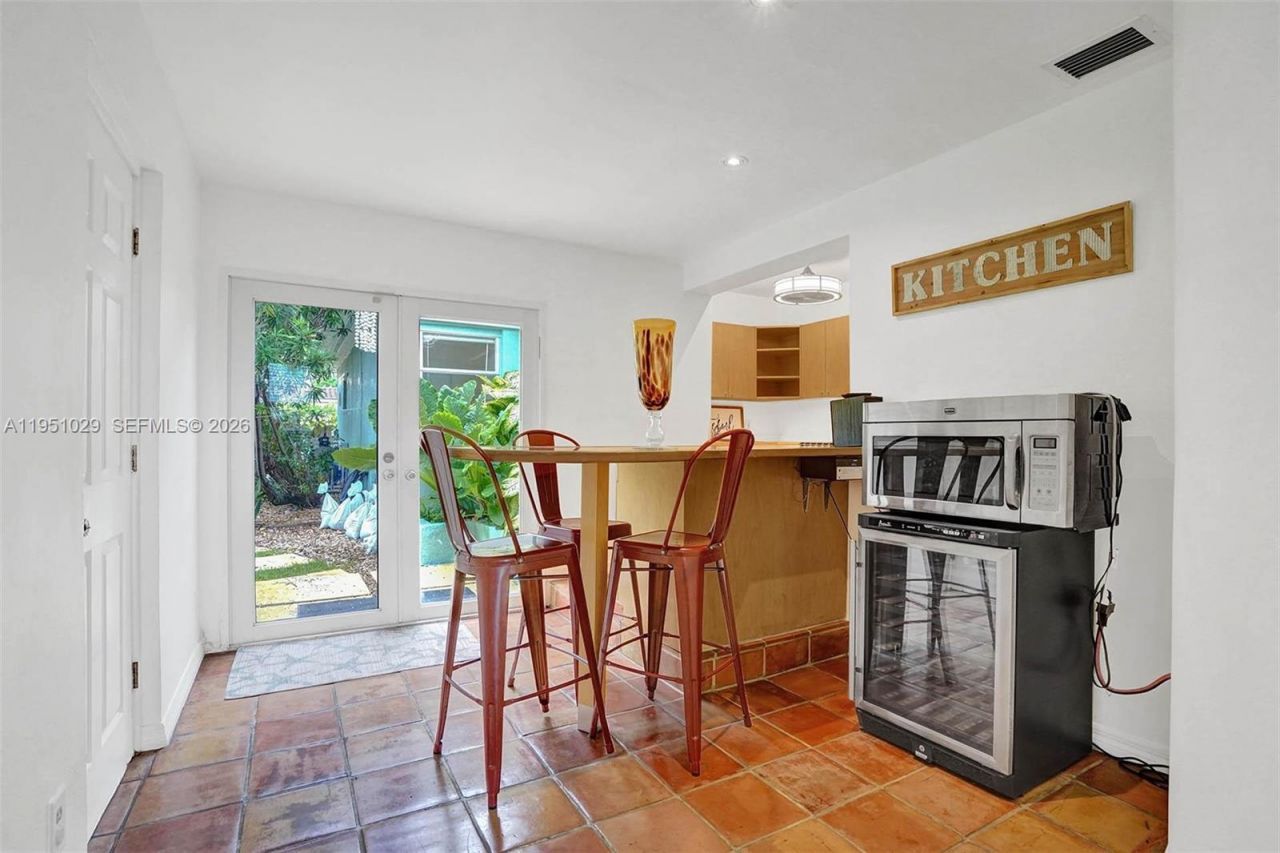 7525 W Treasure Dr, North Bay Village, FL 33141 Photo