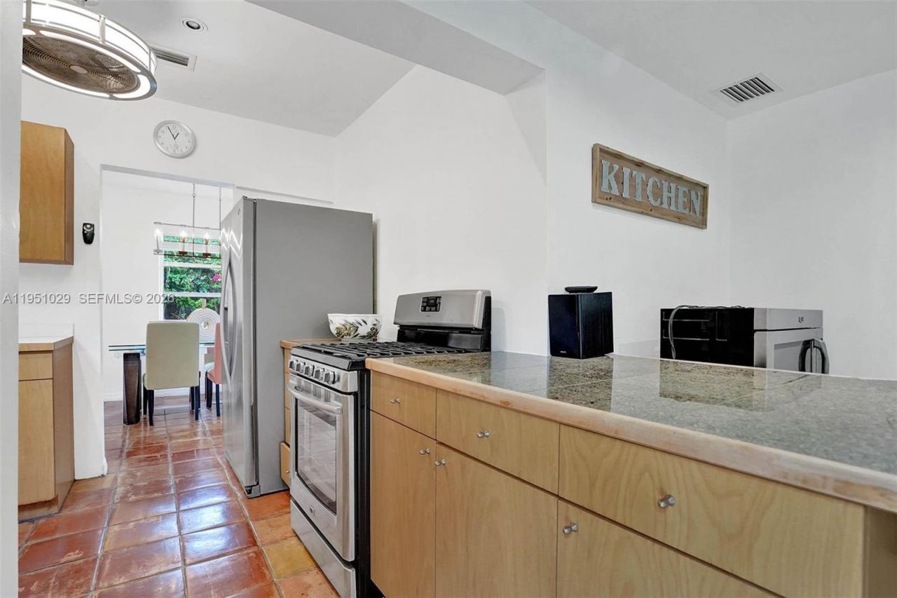 7525 W Treasure Dr, North Bay Village, FL 33141 Photo