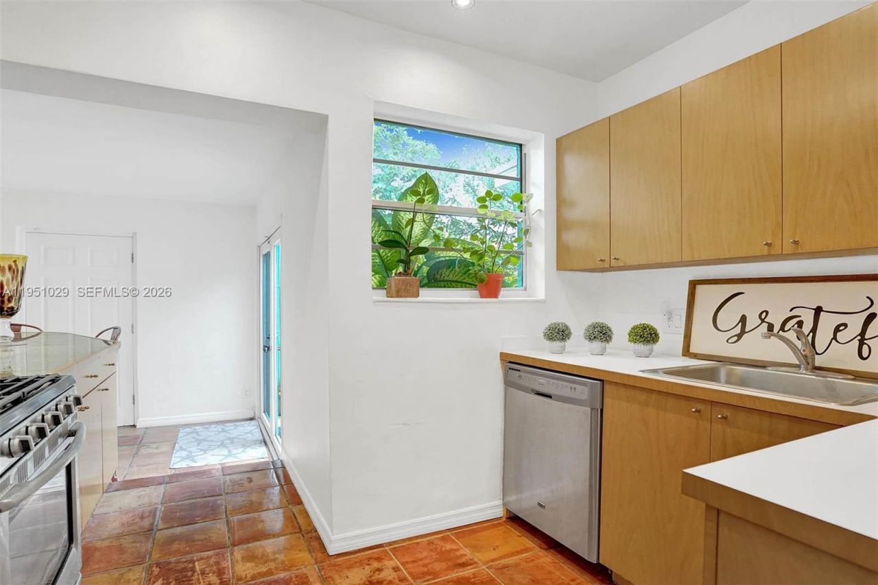 7525 W Treasure Dr, North Bay Village, FL 33141 Photo