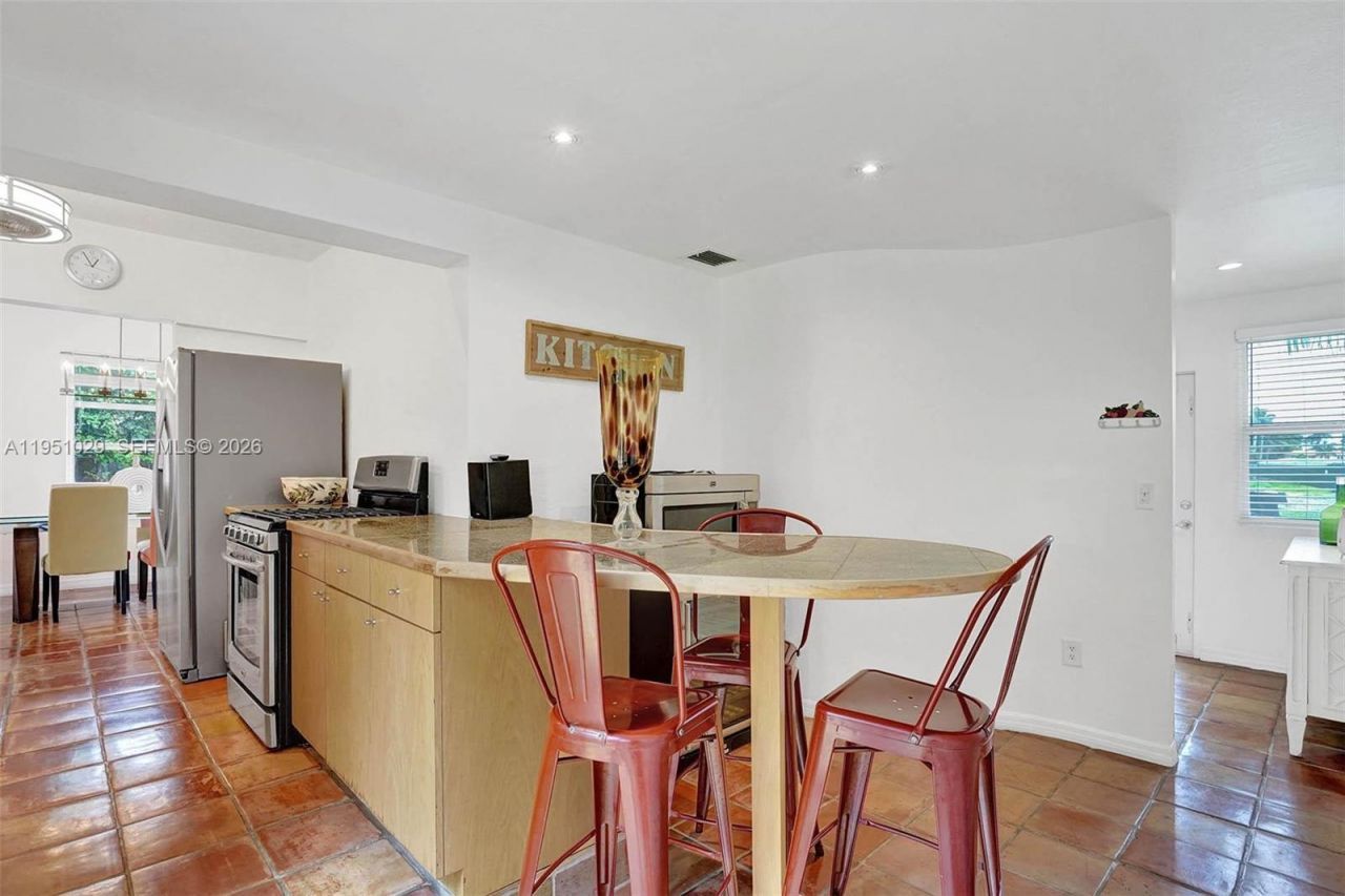 7525 W Treasure Dr, North Bay Village, FL 33141 Photo