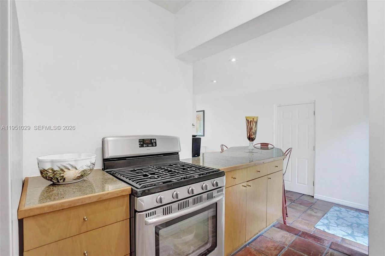 7525 W Treasure Dr, North Bay Village, FL 33141 Photo