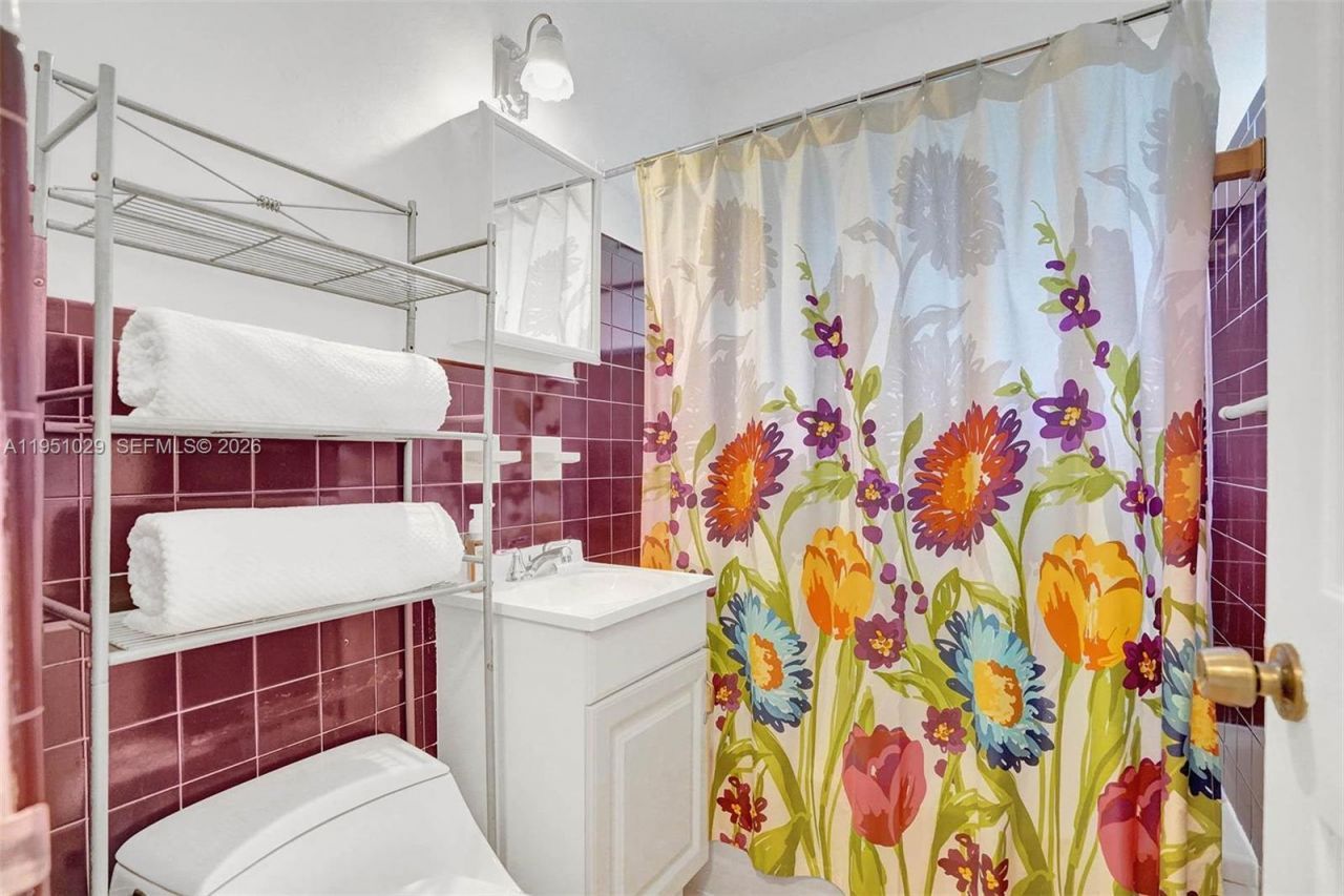 7525 W Treasure Dr, North Bay Village, FL 33141 Photo