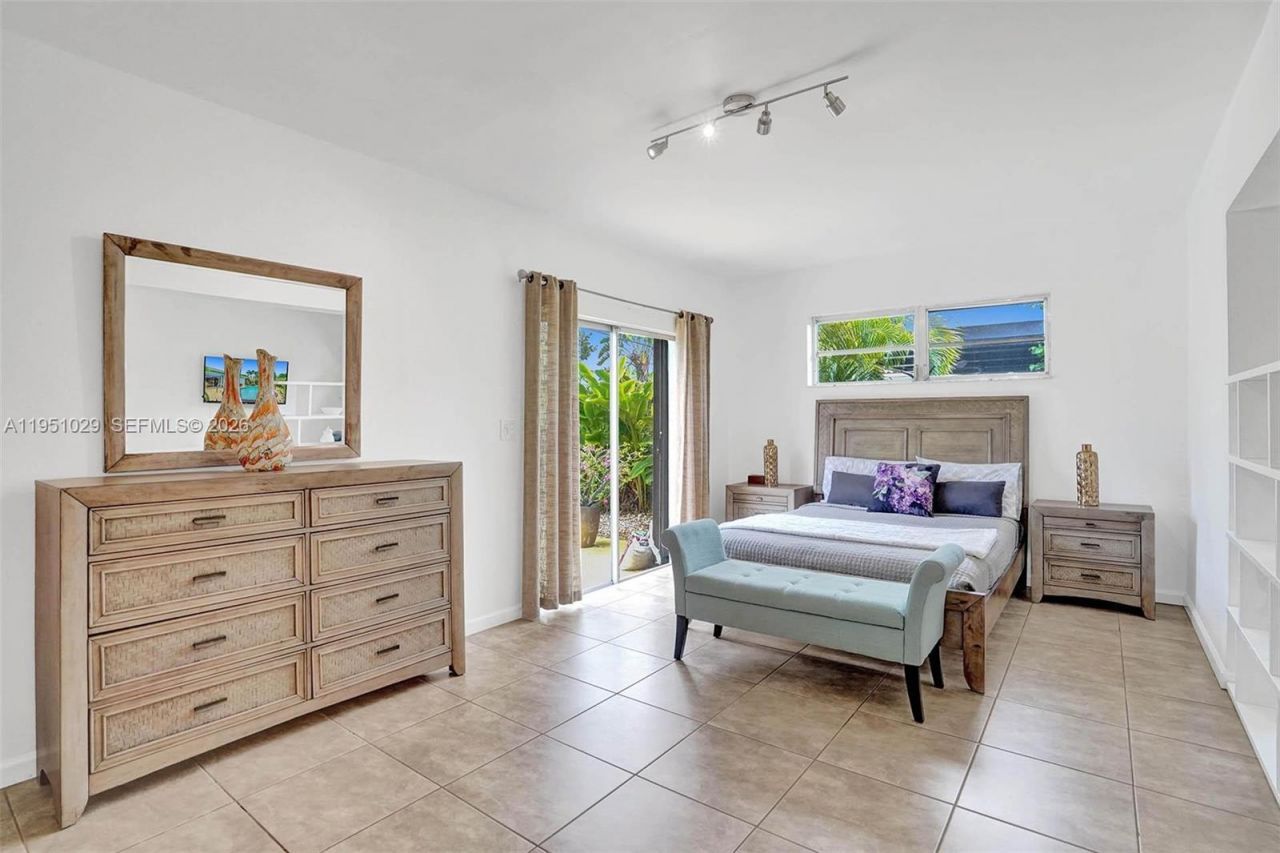 7525 W Treasure Dr, North Bay Village, FL 33141 Photo