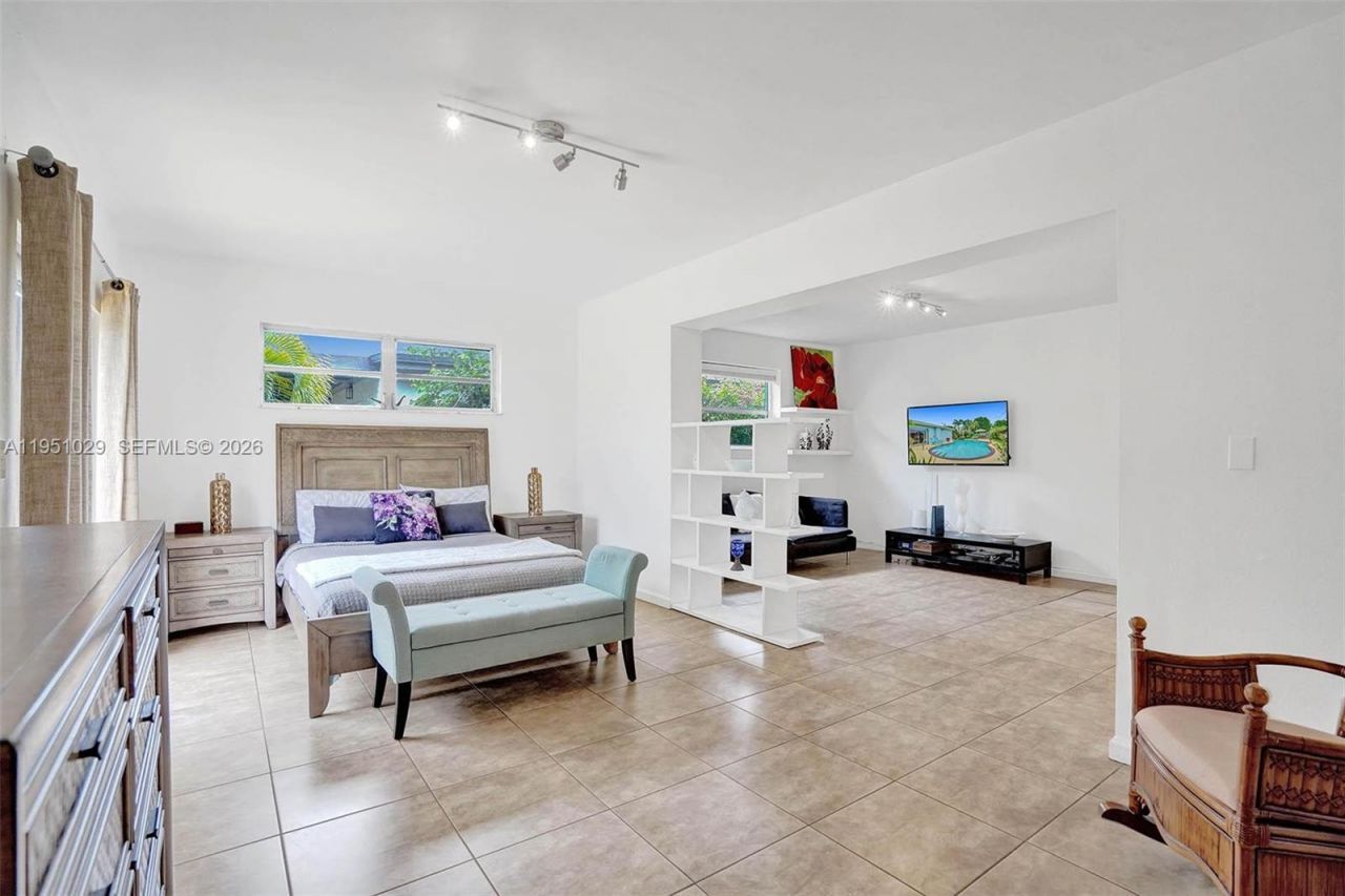 7525 W Treasure Dr, North Bay Village, FL 33141 Photo