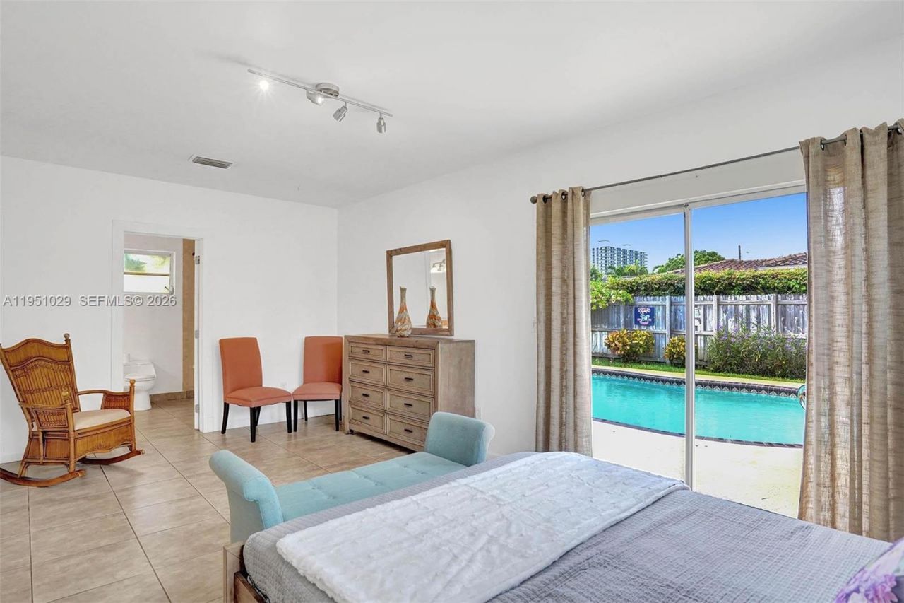 7525 W Treasure Dr, North Bay Village, FL 33141 Photo