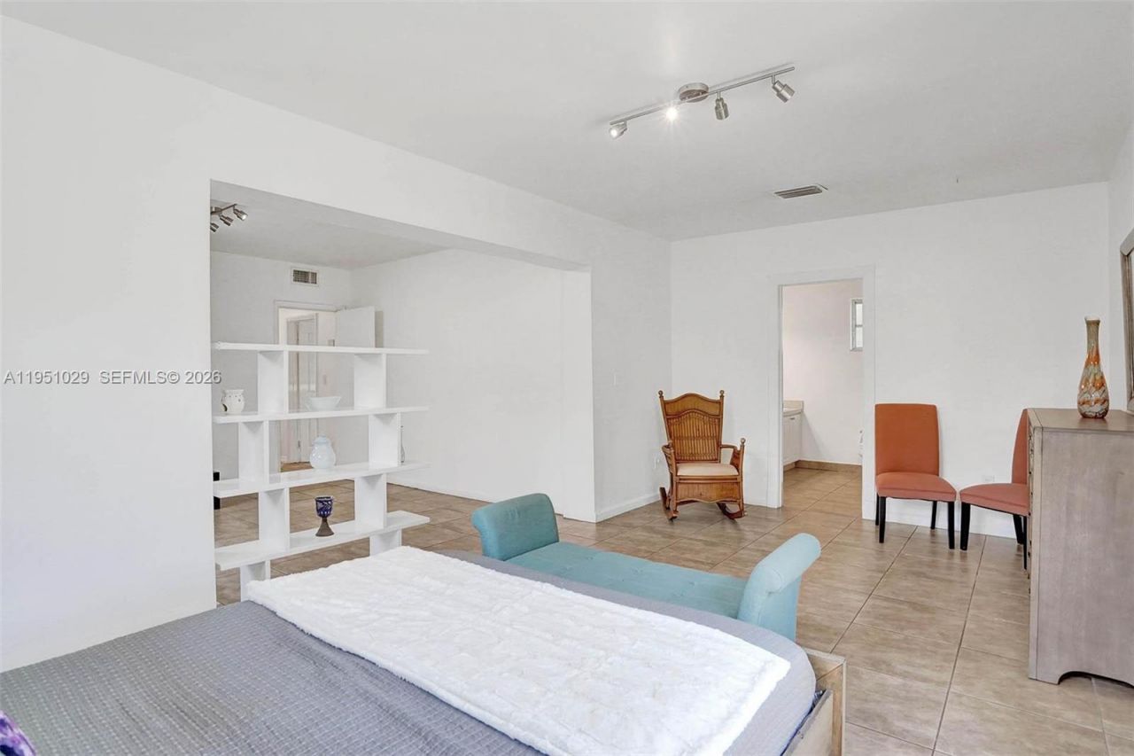 7525 W Treasure Dr, North Bay Village, FL 33141 Photo