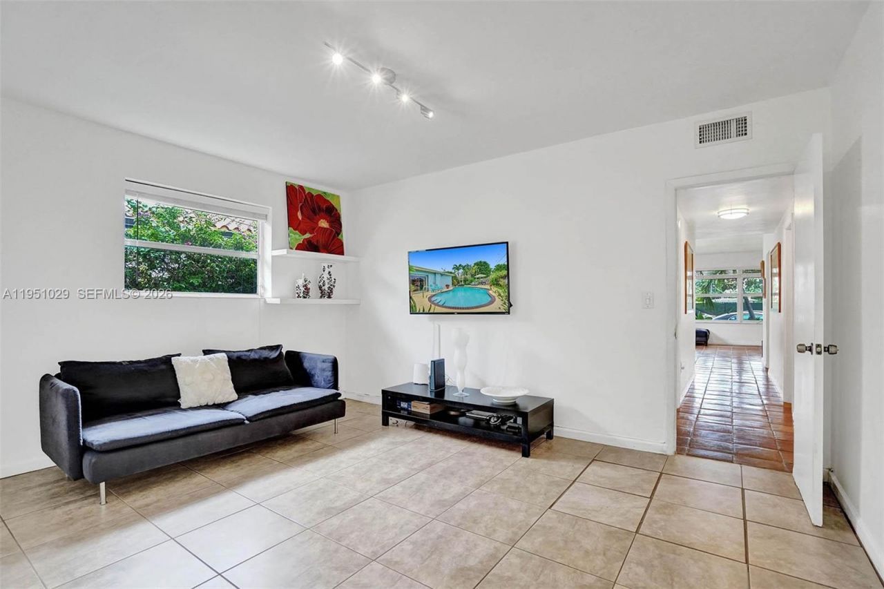 7525 W Treasure Dr, North Bay Village, FL 33141 Photo