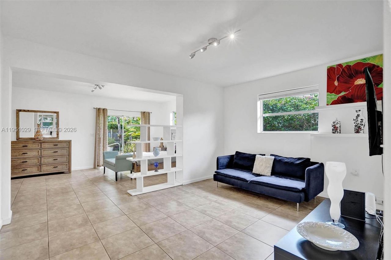 7525 W Treasure Dr, North Bay Village, FL 33141 Photo