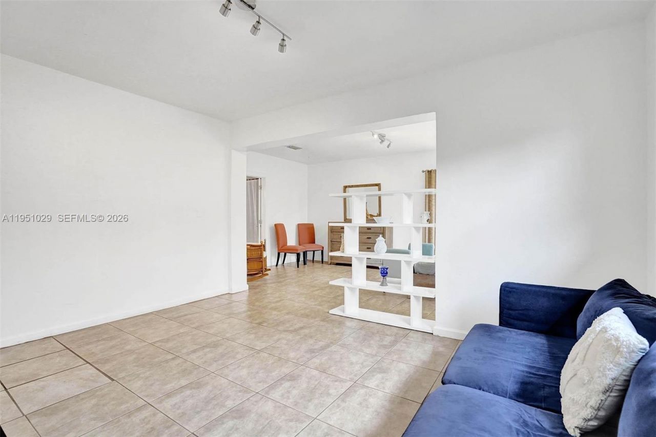 7525 W Treasure Dr, North Bay Village, FL 33141 Photo